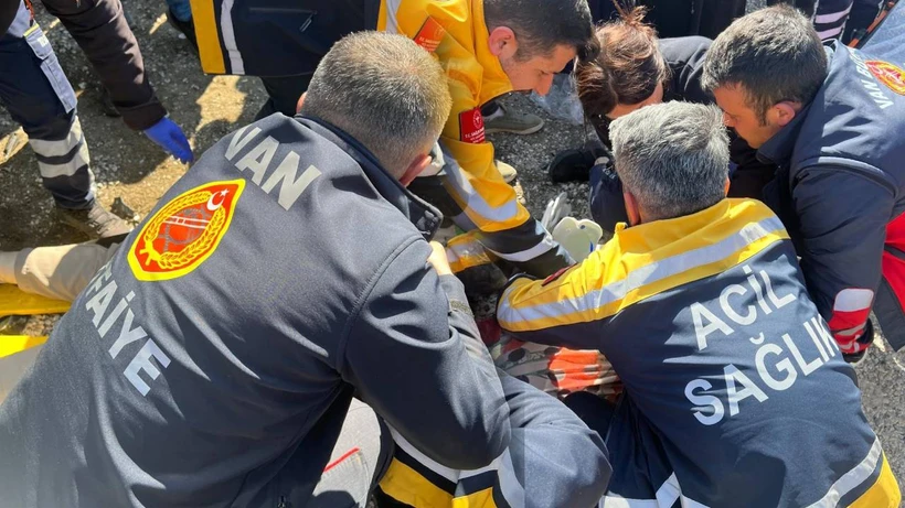 Kontrolden Çıkan Kamyonet Kaldırıma Daldı: Yaralılar Hastaneye Kaldırıl