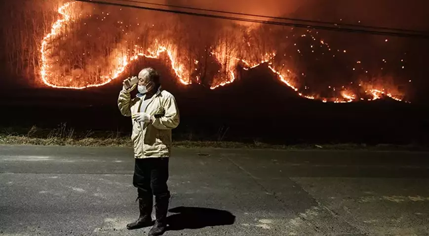 Güney Kore’de Alevler Durmuyor 15 Bin Hektar Kül Oldu, Binlerce Tahliye Var Güney Kore’de Alevler Durmuyor 15 Bin Hektar Kül Oldu, Binlerce Tahliye Var