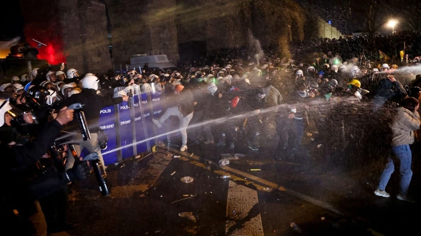 Saraçhane Protestolarında 7 Gazeteci Tutuklandı Saraçhane Protestolarında 7 Gazeteci Tutuklandı