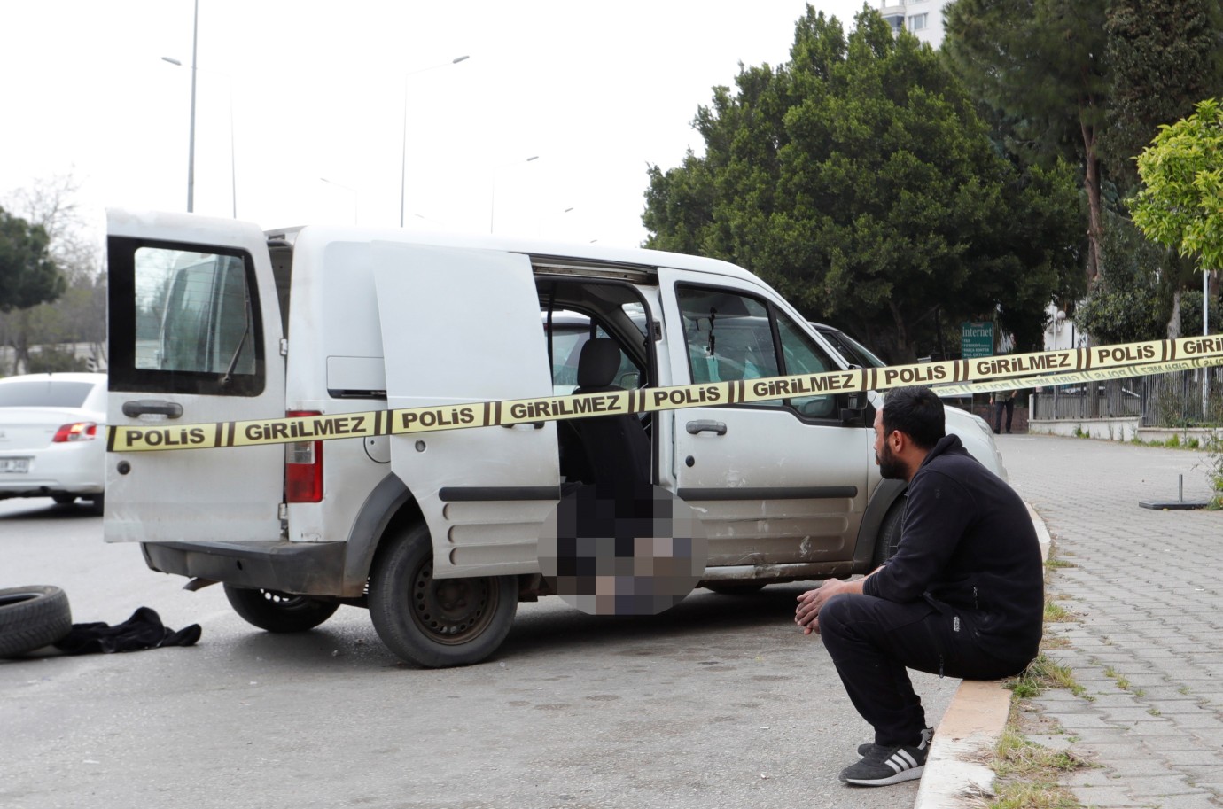 Adliye Görüşmesine Geldi, Arkadaşını Araçta Ölü Buldu Adliye Görüşmesine Geldi, Arkadaşını Araçta Ölü Buldu