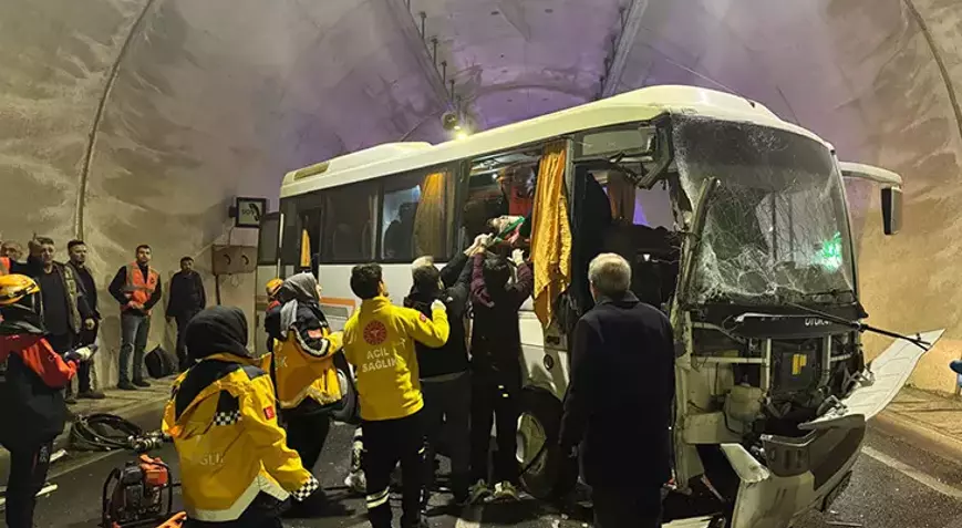 Servis Midibüsü Demir Yüklü TIR’a Çarptı: Tünelde Can Pazarı Servis Midibüsü Demir Yüklü TIR’a Çarptı: Tünelde Can Pazarı