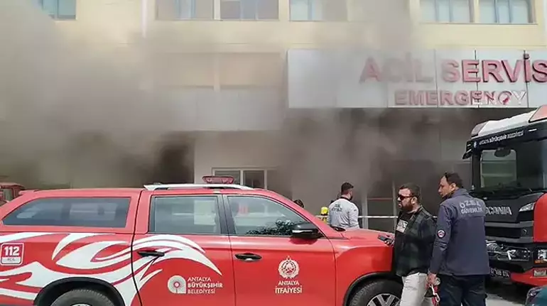 Antalya’da Hastane Yangını:Hastalar Merdivenle Kurtarıldı!
