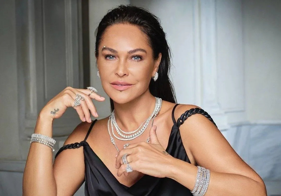 Hülya Avşar’dan Çocukluk Anıları ve İlk Kürtçe Şarkı! Hülya Avşar’dan Çocukluk Anıları ve İlk Kürtçe Şarkı!