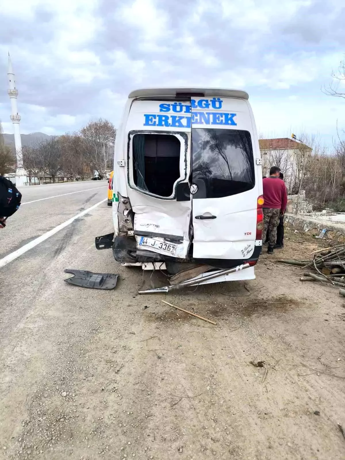 Yolcu İndiren Minibüse Otomobil Çarptı: Kısa Süreli Trafik Aksadı