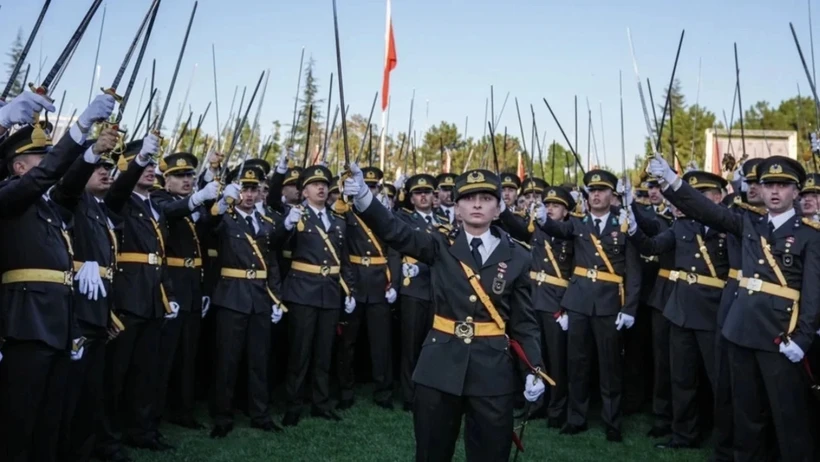 TSK'dan İhraç Edilen Teğmenlerin Ardından Komutanları da Dava Açtı TSK'dan İhraç Edilen Teğmenlerin Ardından Komutanları da Dava Açtı