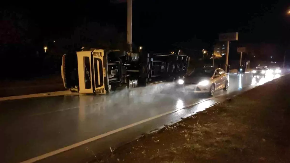 Kaygan Zemin Kazayı Getirdi: Tır Devrildi, Boyalar Yola Saçıldı