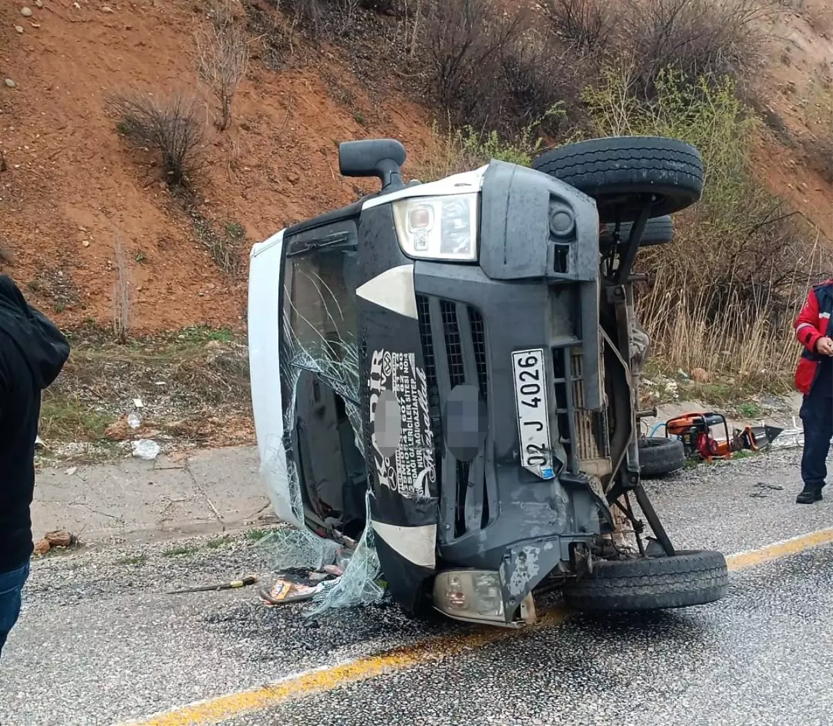 Minibüs Yoldan Çıktı, Araçta Can Pazarı Yaşandı! Minibüs Yoldan Çıktı, Araçta Can Pazarı Yaşandı!