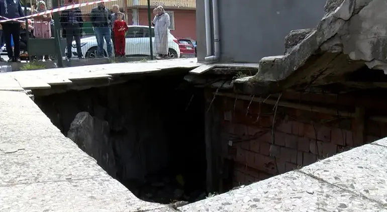 Pendik’te Kentsel Dönüşüm Alarmı: 4 Katlı Binanın Zemini Çöktü Pendik’te Kentsel Dönüşüm Alarmı: 4 Katlı Binanın Zemini Çöktü