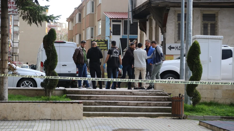 Apartmanda El Bombası Paniği: Polis Geniş Güvenlik Önlemi Aldı Apartmanda El Bombası Paniği: Polis Geniş Güvenlik Önlemi Aldı