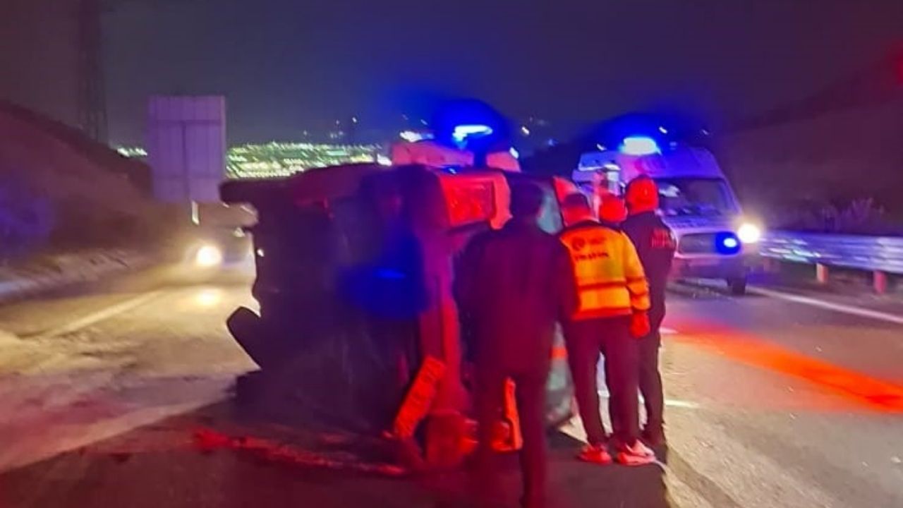 İzmir Aliağa’da Minibüs Takla Attı: 1 Kişi Hayatını Kaybetti, 10 Kişi Yaralandı