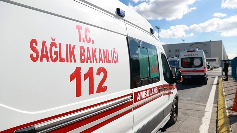 Afyonkarahisar’da Otomobil Bariyerlere Çarptı: 3 Kişi Yaralandı