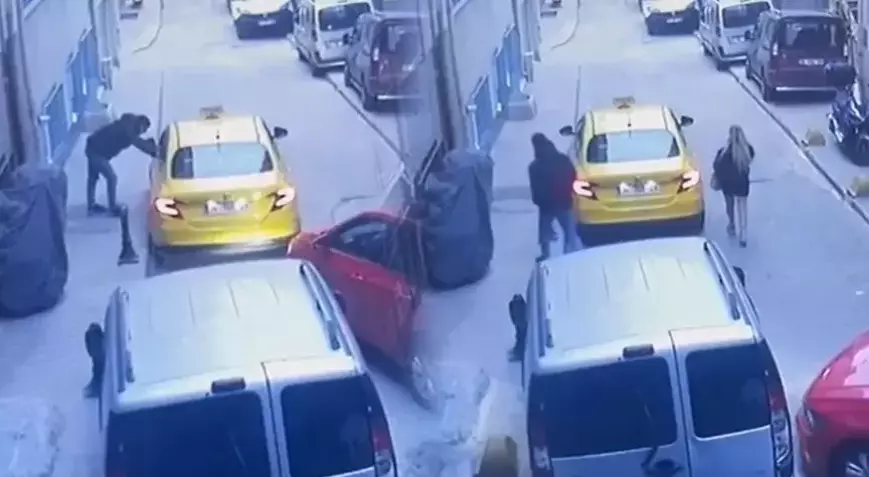 Evinde Tartıştığı Kadını Sokakta Vurdu: “Paramı Ver” Diyerek Taksiye Ateş Açtı Evinde Tartıştığı Kadını Sokakta Vurdu: “Paramı Ver” Diyerek Taksiye Ateş Açtı
