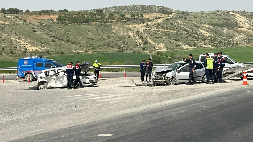 İki Otomobil Kafa Kafaya Çarpıştı: 8 Kişi Yaralandı