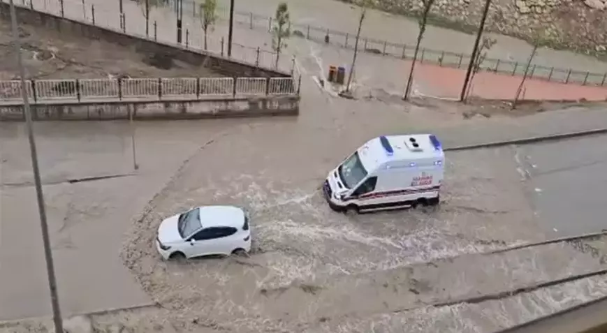 Mardin Nusaybin’de Sağanak Yağış Hayatı Felç Etti: Cadde ve Sokaklar Göle Döndü