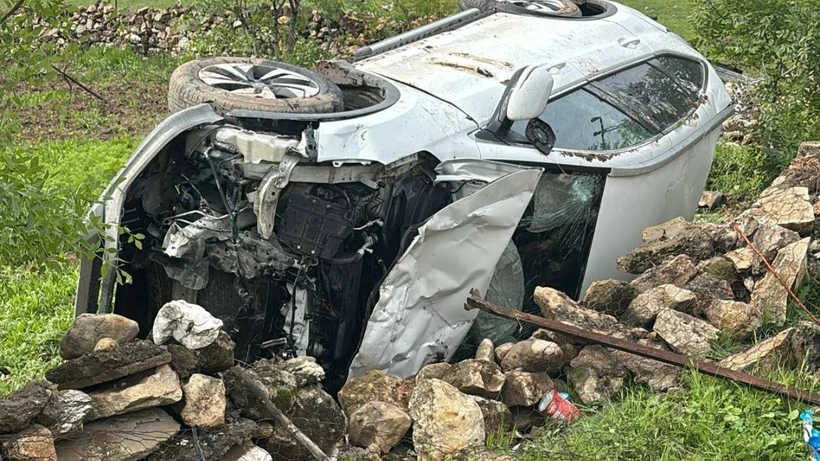 Siirt’te Otomobil Bahçeye Girdi: Sürücü ve Eşi Yaralandı Siirt’te Otomobil Bahçeye Girdi: Sürücü ve Eşi Yaralandı