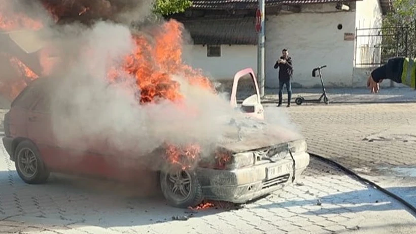 Otomobil Seyir Halindeyken Alev Aldı Otomobil Seyir Halindeyken Alev Aldı