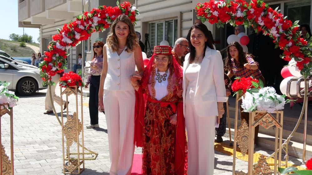 Hiç Evlenmemişti, Kına Gecesi Hayalini 69 Yıl Sonra Gerçekleştirdi
