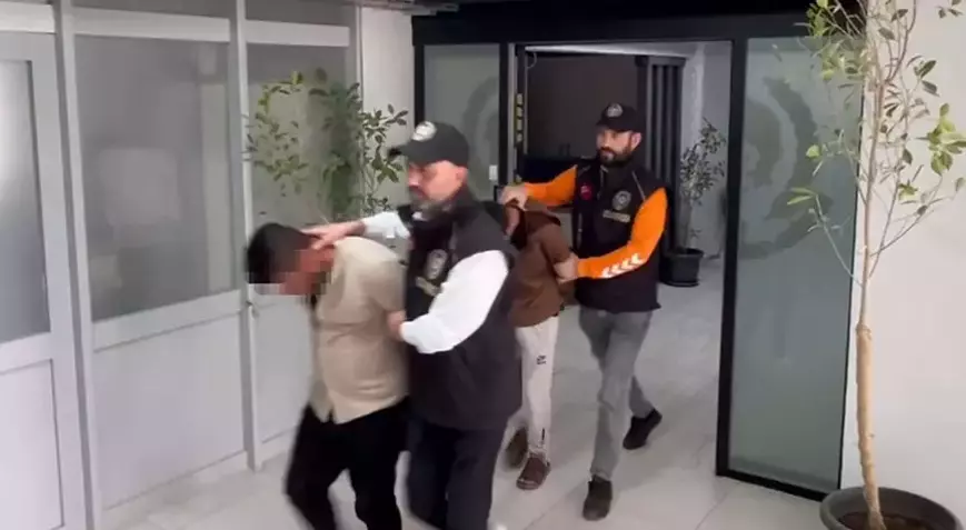 Terör Yalanıyla Korkuttu, 750 Bin TL’lik Vurgun Yaptı: 79 Yaşındaki Kadın Böyle Dolandırıldı Terör Yalanıyla Korkuttu, 750 Bin TL’lik Vurgun Yaptı: 79 Yaşındaki Kadın Böyle Dolandırıldı