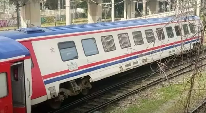 İzmir'de Yolcu Treni Vagonu Raydan Çıktı İzmir'de Yolcu Treni Vagonu Raydan Çıktı
