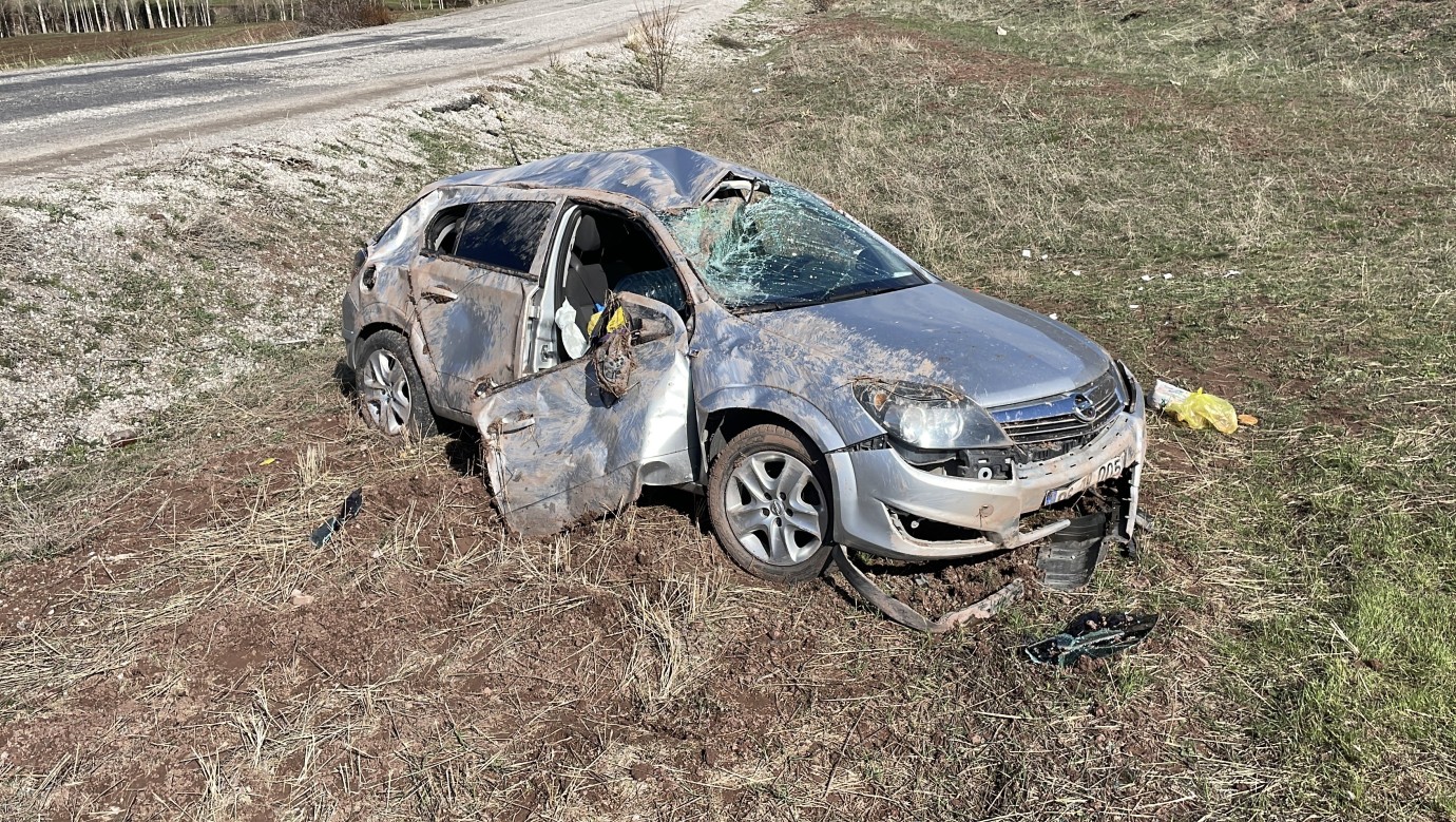 Sivas'ta Otomobil Tarlaya Uçtu: Biri Bebek 5 Kişi Yaralandı