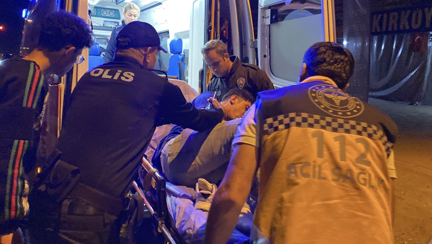 Konya'da Sokak Ortasında Kavga: 18 Yaşındaki Genç Bıçaklandı Konya'da Sokak Ortasında Kavga: 18 Yaşındaki Genç Bıçaklandı