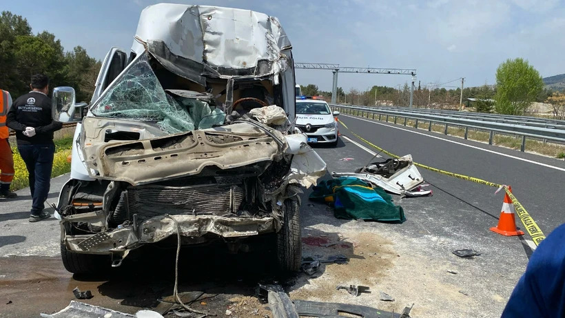 Denizli’de Feci Kaza: Minibüs Tıra Arkadan Çarptı, Sürücü Hayatını Kaybetti