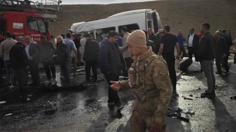 Van-Hakkari Yolunda Can Pazarı: Minibüs ile Kamyon Çarpıştı, 6 Ölü