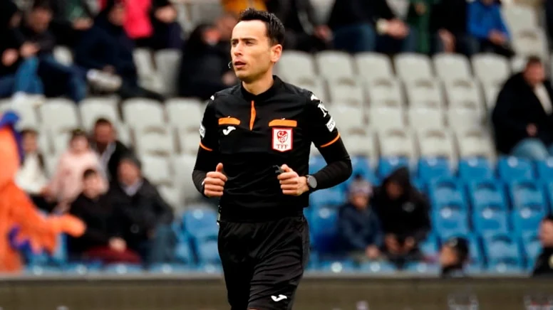 Konyaspor-Galatasaray Maçında Hakem Krizi: Abdullah Buğra Taşkınsoy Rahatsızlandı Konyaspor-Galatasaray Maçında Hakem Krizi: Abdullah Buğra Taşkınsoy Rahatsızlandı