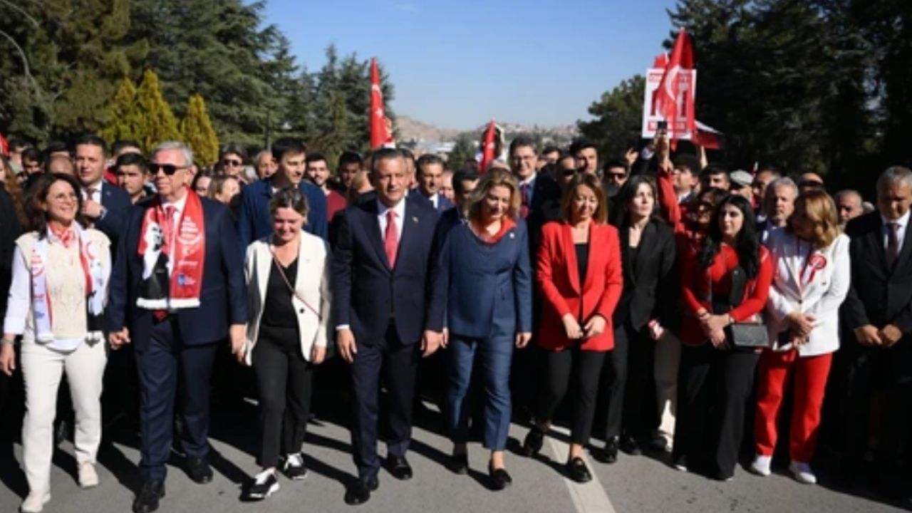 CHP Yasağa Rağmen Anıtkabir’e Yürüyecek: Özgür Özel’den Sert Tepki