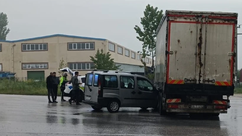 Bursa İnegöl’de Hafif Ticari Araç ile Kamyon Çarpıştı: 1 Kişi Yaralandı