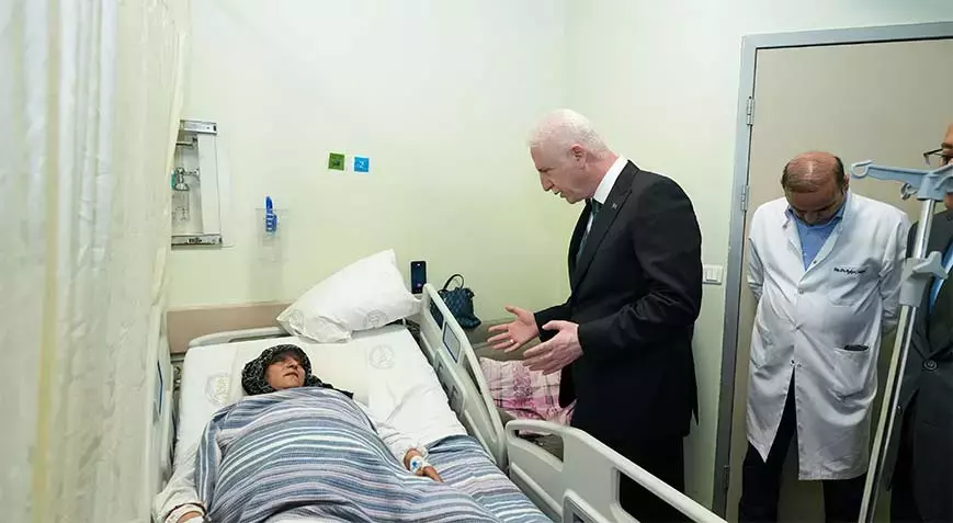 İstanbul Valisi Davut Gül'den Depremde Yaralanan Vatandaşlara Ziyaret
