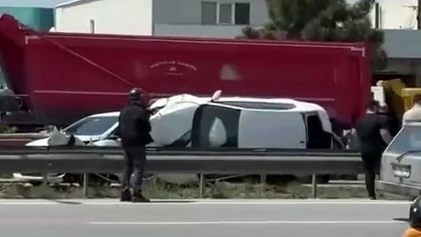 Sakarya'da Trafik Kazası: Devrilen Otomobil Bariyere Sıkıştı, Sürücü Yaralı! Sakarya'da Trafik Kazası: Devrilen Otomobil Bariyere Sıkıştı, Sürücü Yaralı!