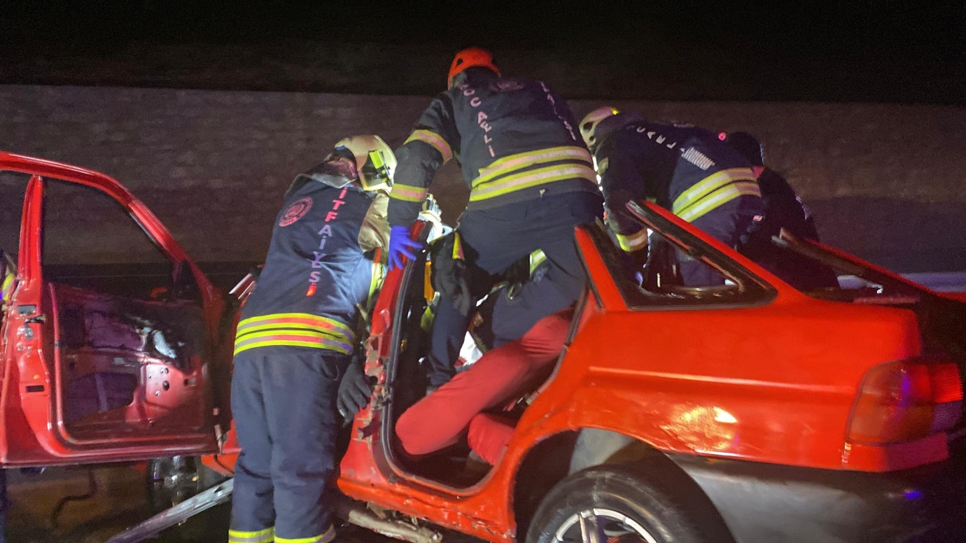 Bariyerlere Giren Otomobilde Can Pazarı: İki Kişi Hayatını Kaybetti Bariyerlere Giren Otomobilde Can Pazarı: İki Kişi Hayatını Kaybetti