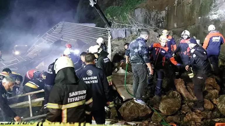 Samsun'da Heyelan Faciası: Kaya Parçası Aracın Üzerine Düştü, Kurtarma Çalışmaları Sürüyor
