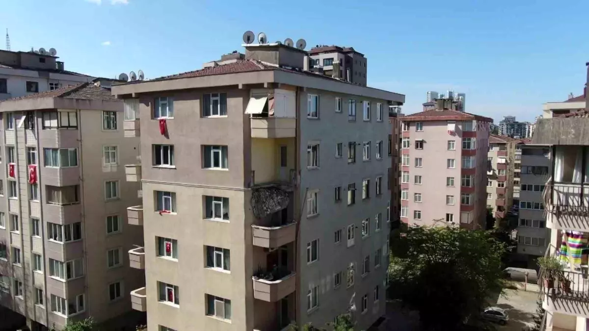 Kadıköy'de 6 Katlı Binada Balkon Çöktü: Tahliye Edildi