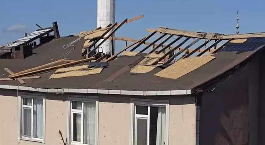 Üsküdar’da Şiddetli Rüzgar Çatıyı Uçurdu: Ekipler Alarmda Üsküdar’da Şiddetli Rüzgar Çatıyı Uçurdu: Ekipler Alarmda