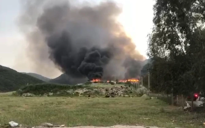 İzmir'de Kaçak Atık Alanında Patlayan Yangın, Şehri Alarm Durumuna Geçirdi İzmir'de Kaçak Atık Alanında Patlayan Yangın, Şehri Alarm Durumuna Geçirdi