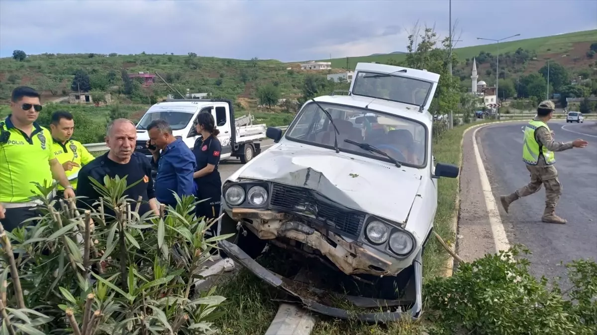 Siirt’te Otomobil Refüje Çarptı: Bir Kadın Yaralandı