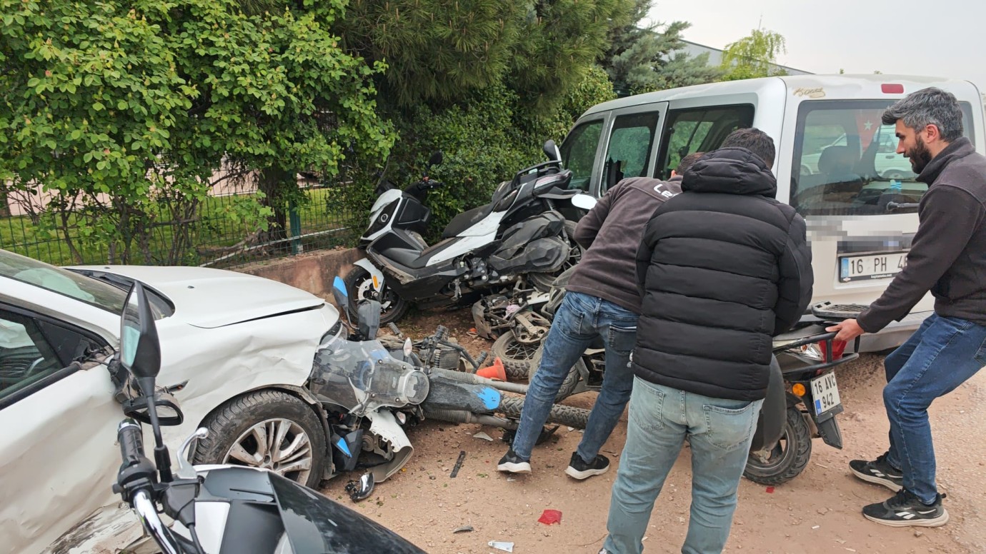 Bursa'da Zincirleme Kaza: 3 Araç ve 5 Motosiklet Karıştı, 4 Kişi Yaralandı