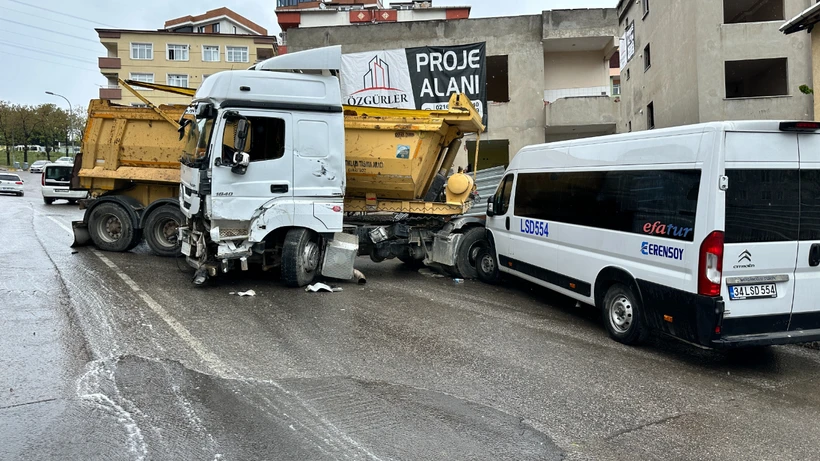 Pendik'te Hafriyat Kamyonu Dehşeti: 6 Araçta Maddi Hasar Oluştu