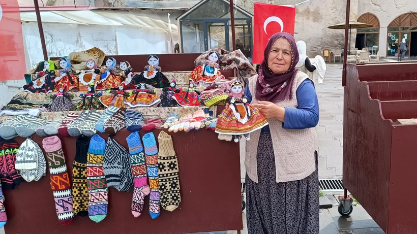 Sesinden Tanıyıp Beş Dilde Konuşuyor! Bez Bebeğin Ustası Turistleri Hayran Bırakıyor Sesinden Tanıyıp Beş Dilde Konuşuyor! Bez Bebeğin Ustası Turistleri Hayran Bırakıyor