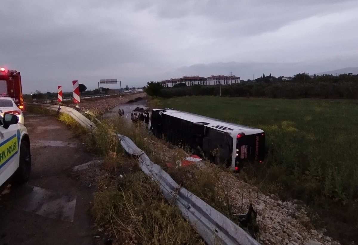 Manisa'da Yolcu Otobüsü Şarampole Yuvarlandı: Çok Sayıda Yaralı Var