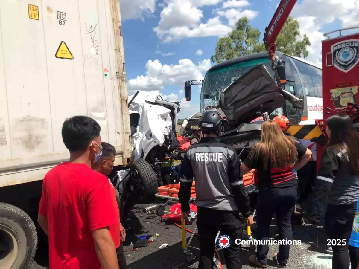 Filipinler’de Otobüs Gişelere Daldı: 10 Ölü, 30 Yaralı Filipinler’de Otobüs Gişelere Daldı: 10 Ölü, 30 Yaralı