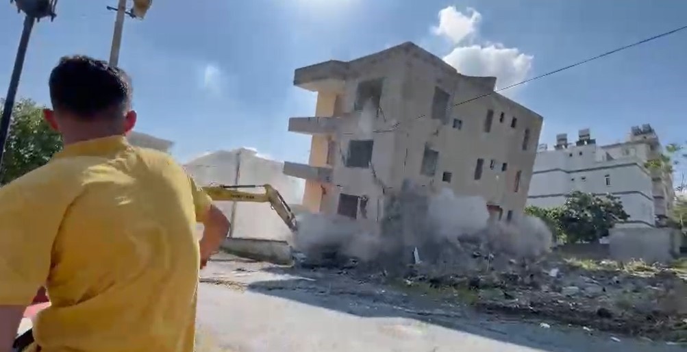 Hatay’da 4 Katlı Bina Tek Darbeyle Yıkıldı! O Anlar Kamerada Hatay’da 4 Katlı Bina Tek Darbeyle Yıkıldı! O Anlar Kamerada