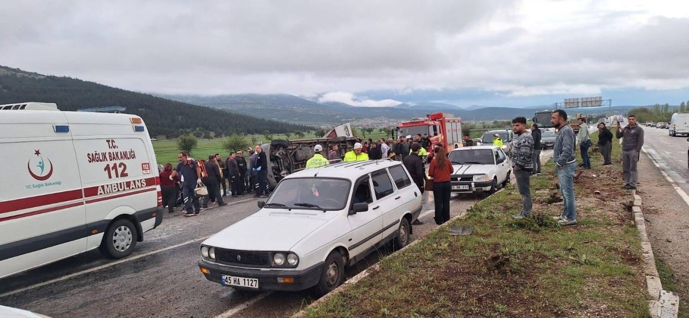 Denizli’de Feci Kaza: Tekstil İşçilerini Taşıyan Minibüs Karşı Şeride Geçti, 13 Yaralı Denizli’de Feci Kaza: Tekstil İşçilerini Taşıyan Minibüs Karşı Şeride Geçti, 13 Yaralı