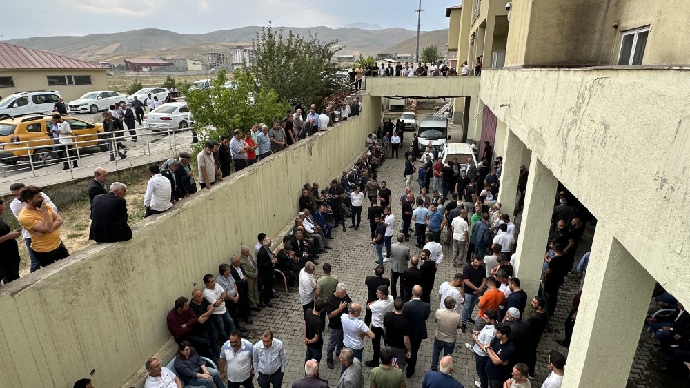 Yüksekova Doski Vadisi'nde Minibüs Dereye Uçtu: 2 Ölü, 3 Yaralı