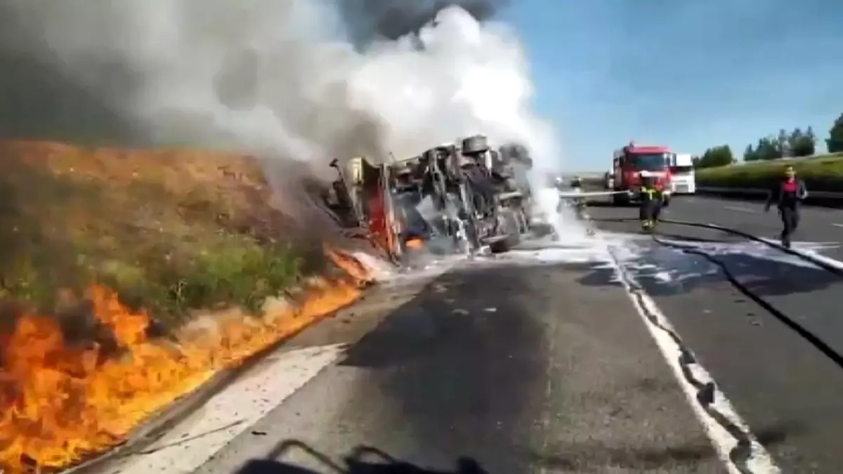 Şanlıurfa’da Yakıt Tankeri Devrildi, Alev Topuna Döndü