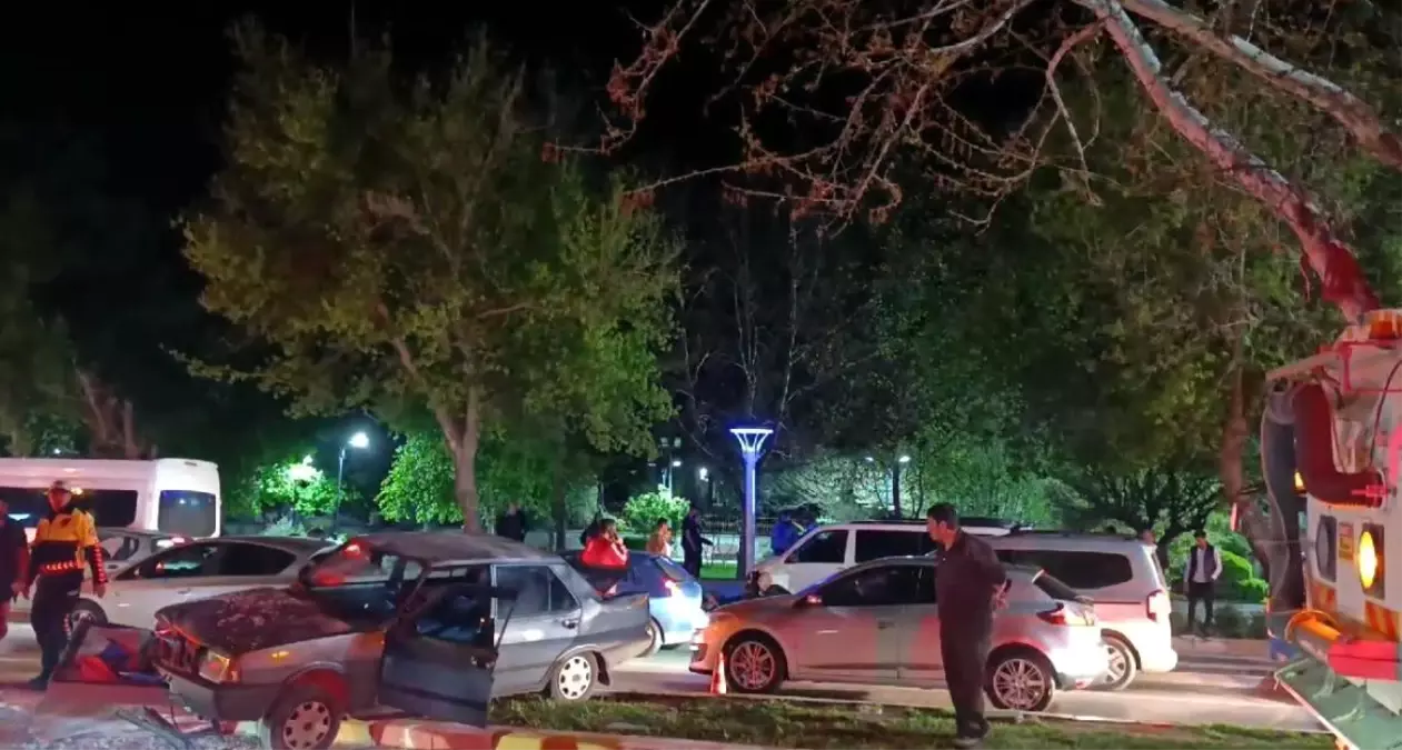 Elazığ'da Zübeyde Hanım Caddesi'nde Zincirleme Kaza: 2 Yaralı Elazığ'da Zübeyde Hanım Caddesi'nde Zincirleme Kaza: 2 Yaralı