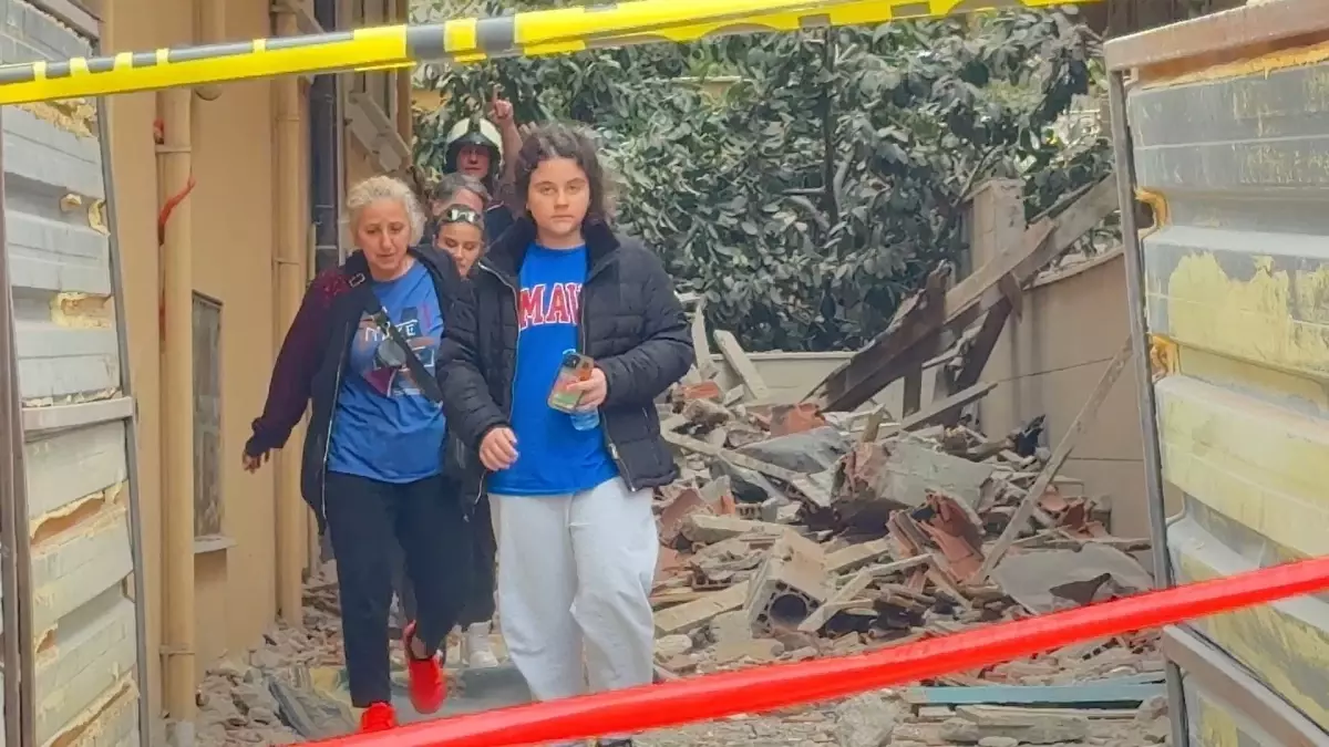 Avcılar’da Yıkım Facianın Eşiğinden Döndü! Beton Parçası Yan Binaya Sarktı