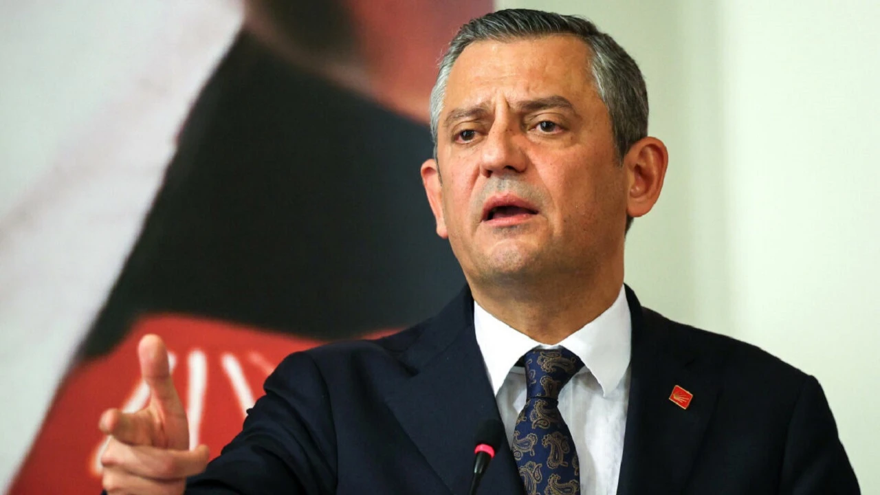 Özgür Özel’den Net Mesaj: "Meydanlardan Çekilmiyoruz, Hodri Meydan!" Özgür Özel’den Net Mesaj: "Meydanlardan Çekilmiyoruz, Hodri Meydan!"